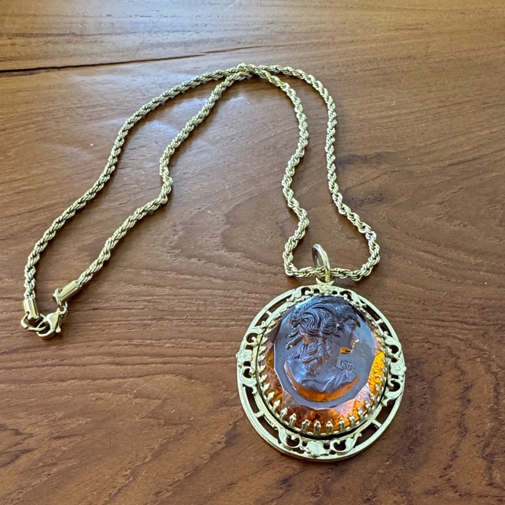 Elegant Gold Cameo Pendant Necklace